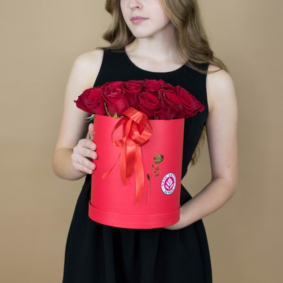 Розы красные в шляпной коробке [код   2119]