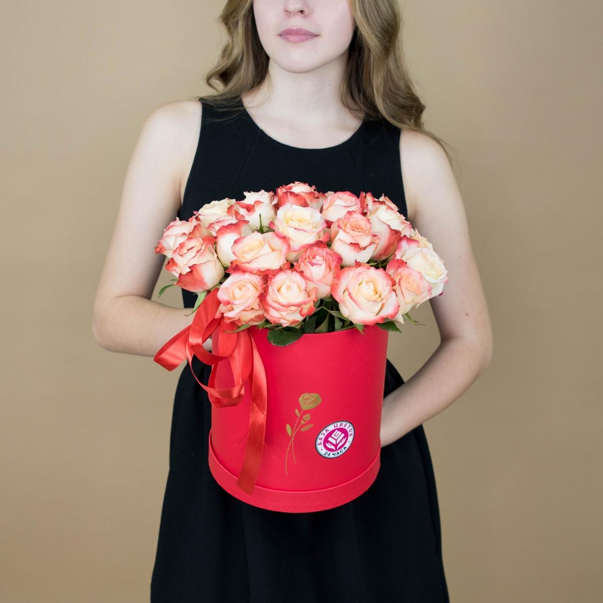 Розы красно-белые в шляпной коробке артикул: 4238